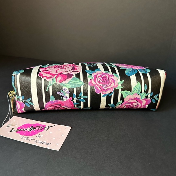 Betsey Johnson cosmetic bag 🌹 - Picture 4 of 7